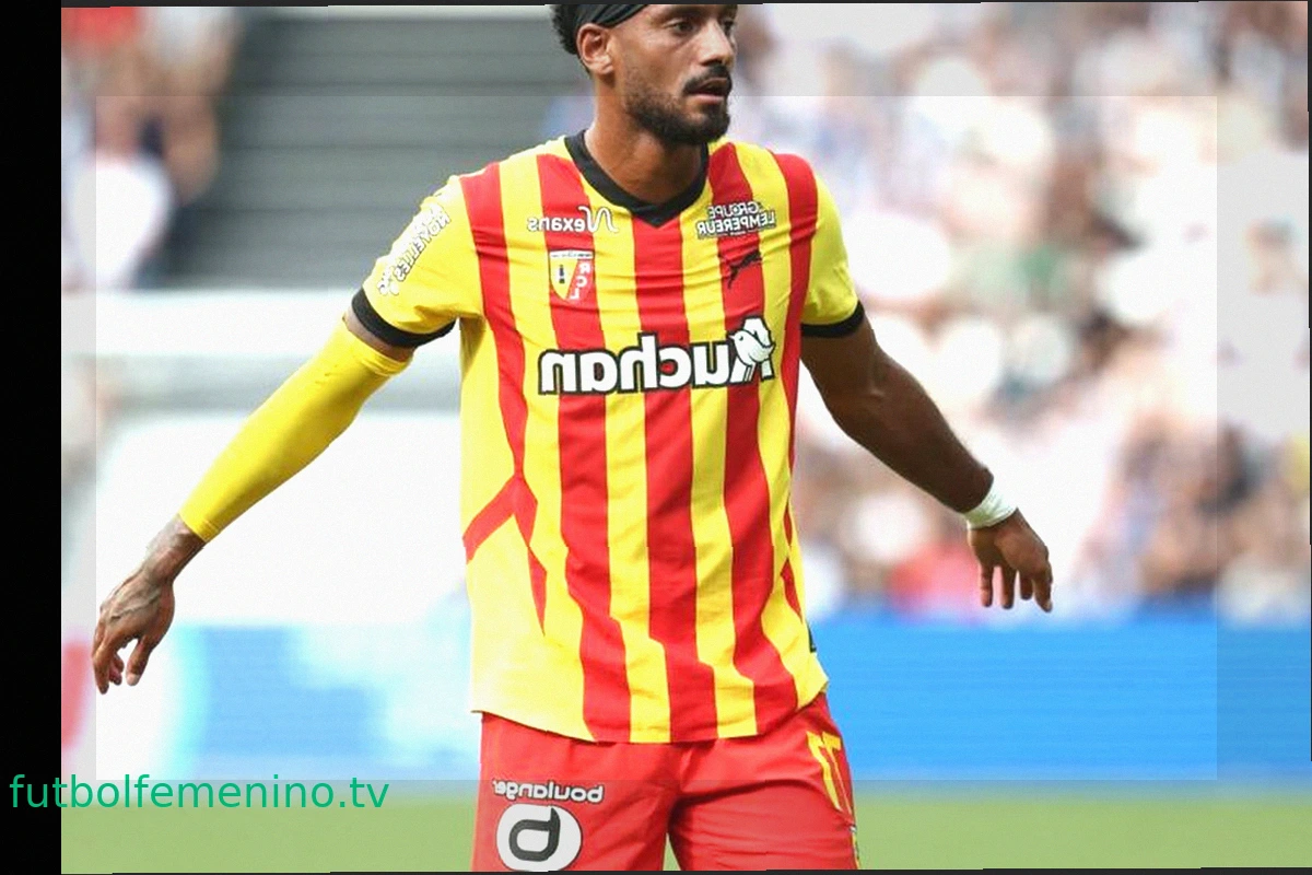 Angelo Fulgini, centrocampista del Lens, se dirige a Al-Khaleej